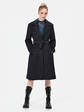 Cappotto nero con cintura e bottoni