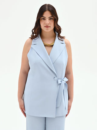 Himmelblaue Curvy-Weste mit seitlichem Bindeband