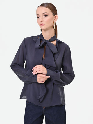 Blusa blu navy con collo a fiocco e volant