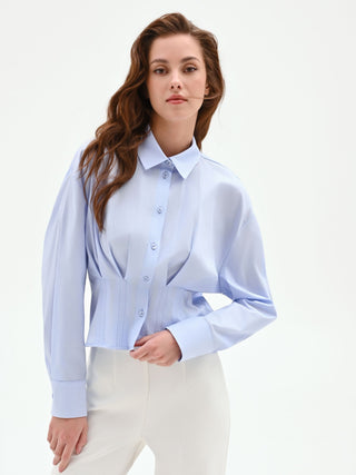 Camicia azzurra in cotone con pieghe cucite