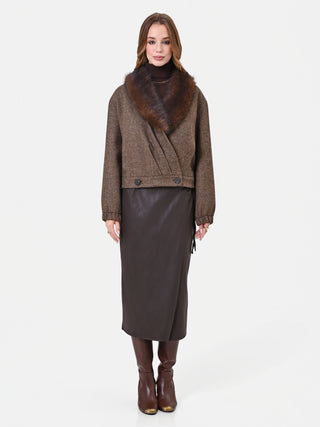 Cappotto corto marrone con collo effetto pelliccia
