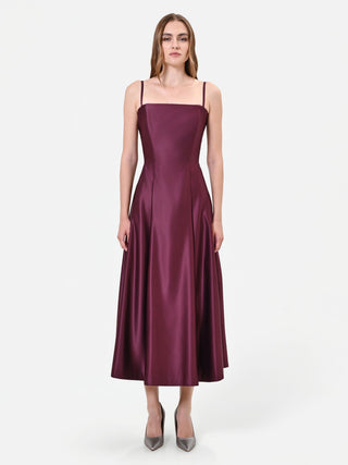 Abito midi bordeaux in raso con gonna ampia