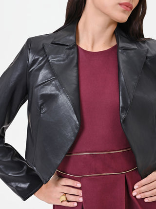 Czarna kurtka cropped z szerokimi klapami