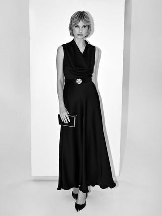 Abito Lungo in Raso Nero con Cintura Design