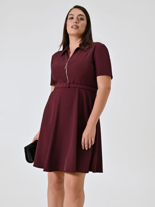 Robe Curvy bordeaux avec fermeture éclair et col