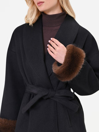 Cappotto corto nero a vestaglia con polsi effetto pelliccia in velour