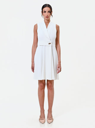 Abito bianco con revers e bottone design
