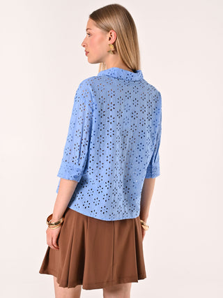 Bluse aus Lochstickerei in Hellblau