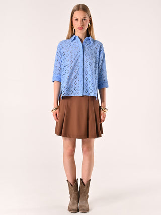 Bluse aus Lochstickerei in Hellblau
