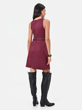 Ärmelloses Kleid in Bordeaux mit Golddetails