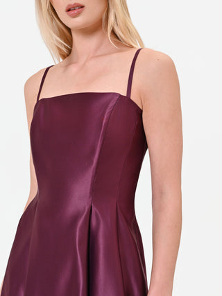 Robe courte en satin bordeaux