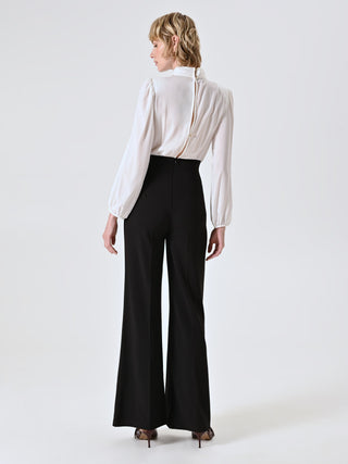Tuta con Blusa Bianca e Fibbia