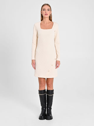 Robe blanche en tissu texturé