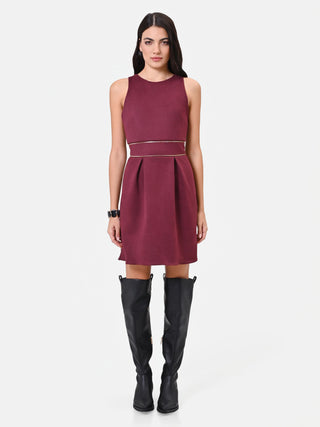 Ärmelloses Kleid in Bordeaux mit Golddetails