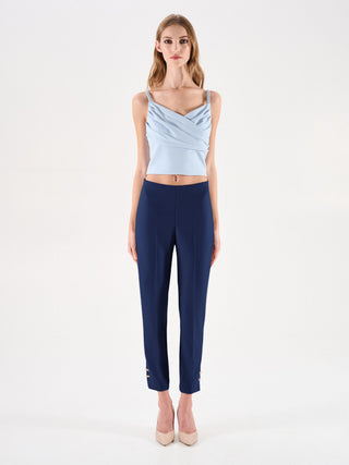 Blaue Hose mit goldenen Knöpfen