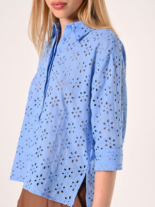 Bluse aus Lochstickerei in Hellblau