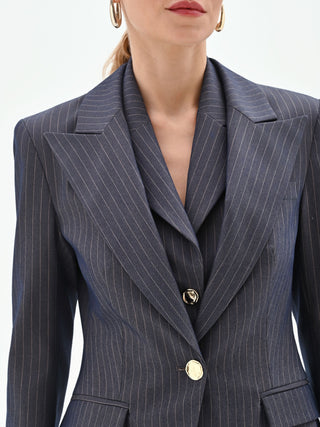 Giacca blu gessata con bottone gioiello