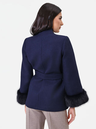 Cappotto corto blu navy con polsi effetto pelliccia