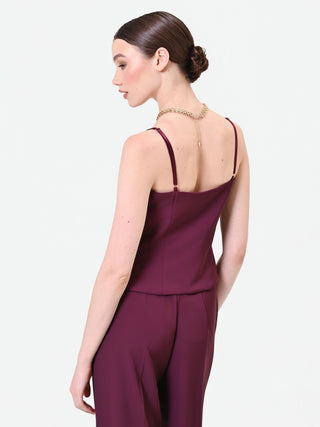 Bordeauxrotes Top mit Herzausschnitt