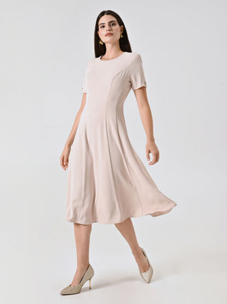 Kleid in hellem Beige mit Tellerrock