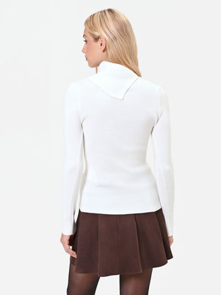 Maglia bianco panna con collo asimmetrico in misto viscosa