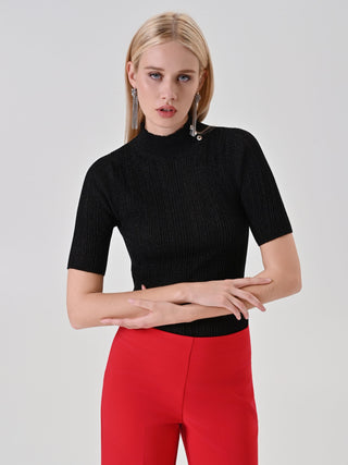 Maglia lupetto nera con bottoni decorativi