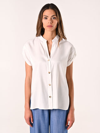 Weiße Bluse mit Schmuckknöpfen