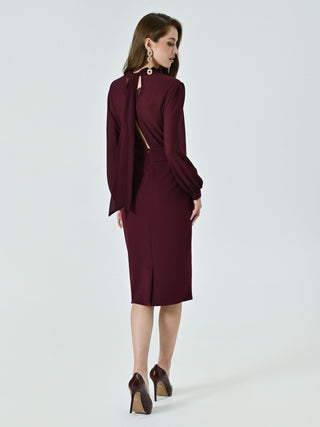 Robe fourreau bordeaux à boucle géométrique