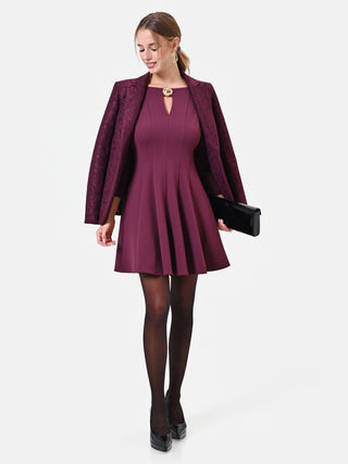 Abito svasato bordeaux rosso con spilla gioiello