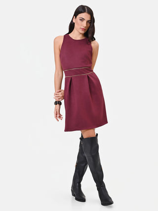 Ärmelloses Kleid in Bordeaux mit Golddetails