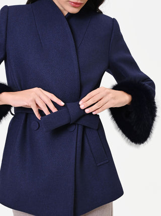 Cappotto corto blu navy con polsi effetto pelliccia