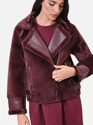 Chaqueta corta de aviador chocolate con detalles en piel sintética
