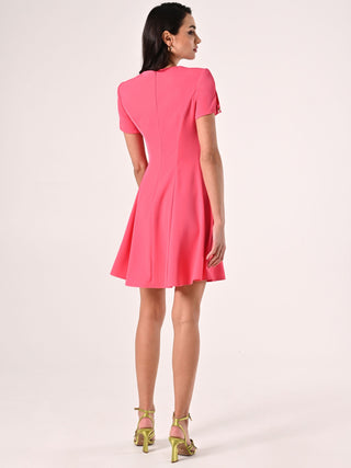 Kurzes Kleid mit Tellerrock in Kamelienrosa