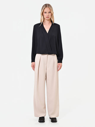 Blusa nera in raso con incrocio a portafoglio
