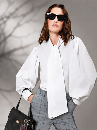 Camicia bianca con fiocco lavallière