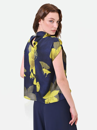 Top blu navy con collo drappeggiato e stampa floreale