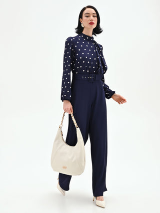 Blauer Jumpsuit mit Polka-Dot-Oberteil und Schluppenkragen
