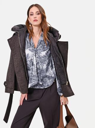 Graue Schluppenbluse mit Print