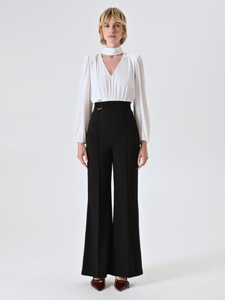 Tuta con Blusa Bianca e Fibbia