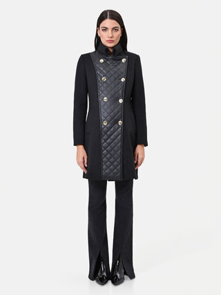 Cappotto nero con inserto trapuntato e bottoni dorati