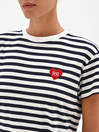 T-shirt blu a righe con patch cuore