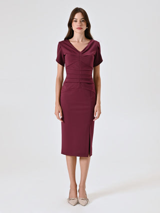 Robe fourreau bordeaux avec plis cousus et effet drapé