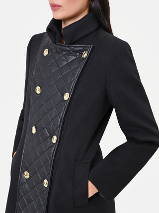Cappotto nero con inserto trapuntato e bottoni dorati