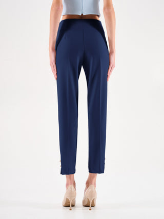 Blaue Hose mit goldenen Knöpfen