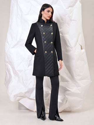 Cappotto nero con inserto trapuntato e bottoni dorati