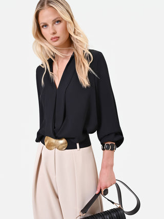 Blusa nera in raso con incrocio a portafoglio