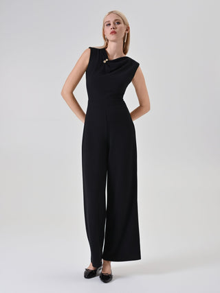 Schwarzer Palazzo-Jumpsuit mit Schmuckdetail
