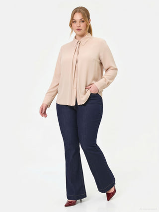 Curvy shirt with jewel button