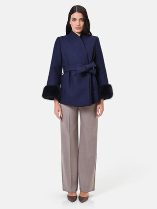 Cappotto corto blu navy con polsi effetto pelliccia