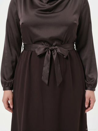 Abito curvy midi marrone in raso